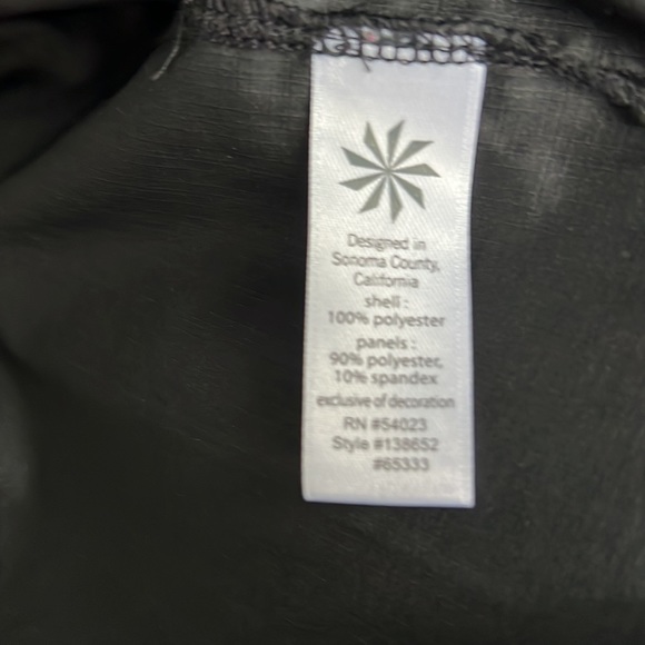 Atheleta Lightweight Running Jacket with reflective back and pockets - Picture 13 of 13